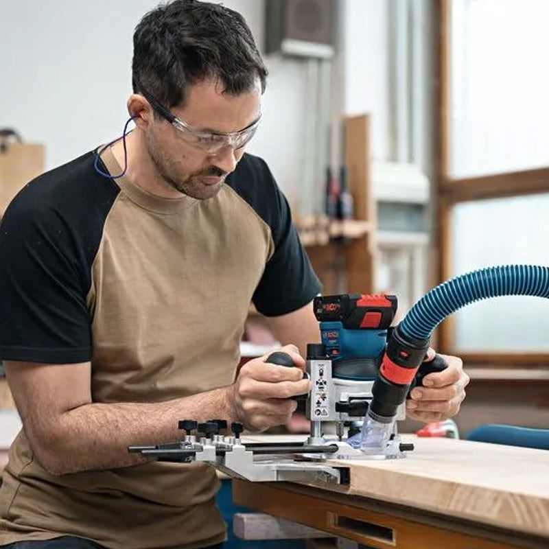 Affleureuse-defonceuse sans fil GKF 18V-8 solo + 1x base plongeante + 1x guide parallèle + 1x Pince de serrage 8mm + 1x Clé plate+ 3x adaptateurs poussière L (vendu sans batterie)