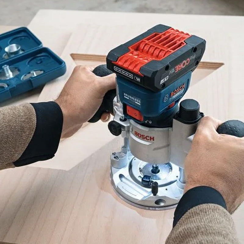 Affleureuse-defonceuse sans fil GKF 18V-8 solo + 1x base plongeante + 1x guide parallèle + 1x Pince de serrage 8mm + 1x Clé plate+ 3x adaptateurs poussière L (vendu sans batterie)