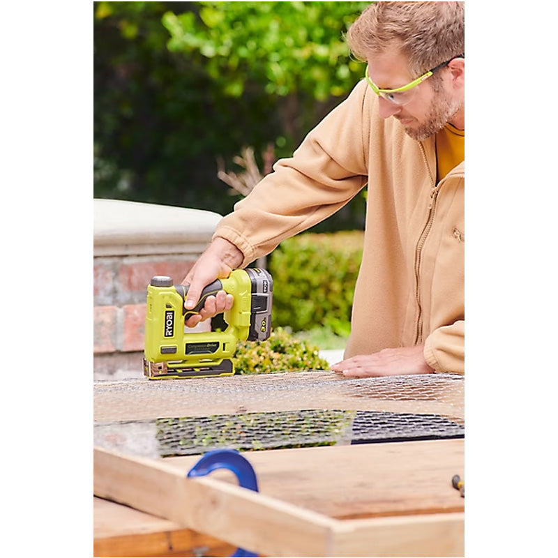 Agrafeuse RYOBI R18ST50-0 18V livrée avec agrafes et crochet de maintien (vendu sans batterie)
