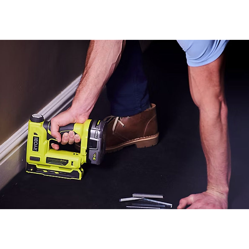 Agrafeuse RYOBI R18ST50-0 18V livrée avec agrafes et crochet de maintien (vendu sans batterie)