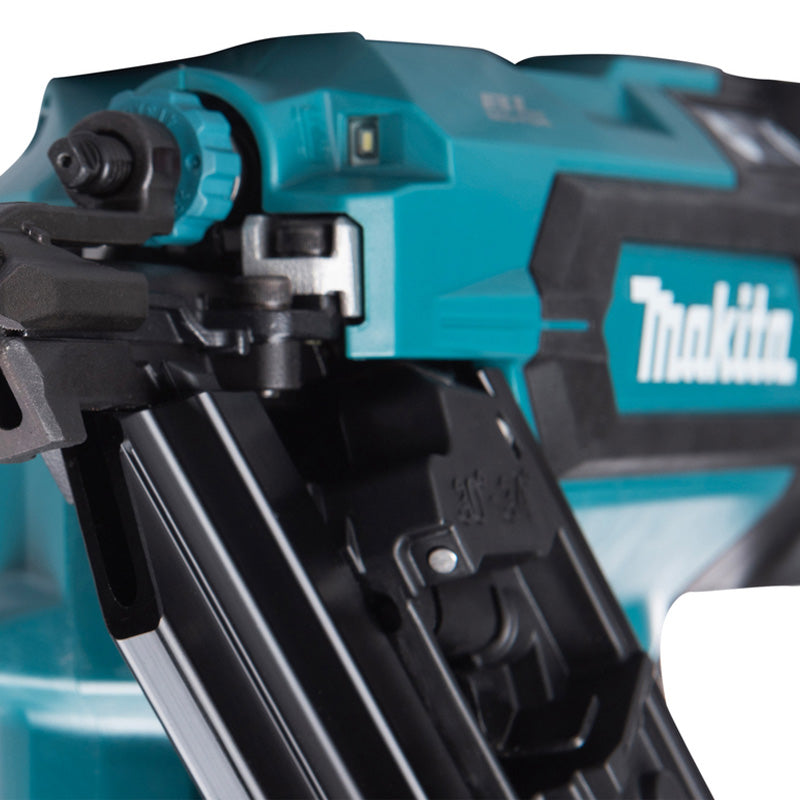 Cloueur de charpente 90mm pointes en D 34 º LXT MAKITA DBN900RTE BL1850B X 2 + chargeur DC18RC