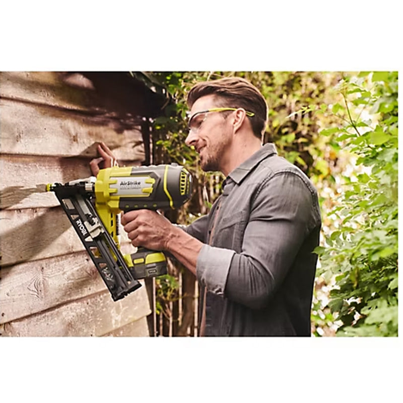 Cloueur de finition à air comprimé RYOBI R15GN18-0 15G 18V livré avec 100 pointes (vendu sans batterie)