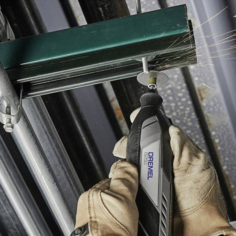 Dremel 8250 Outil Rotatif Multifonction Sans-fil 12V, 65 acc, 5 adaptations, 1 batterie 2Ah, de 5.000 à 30.000 tr/min