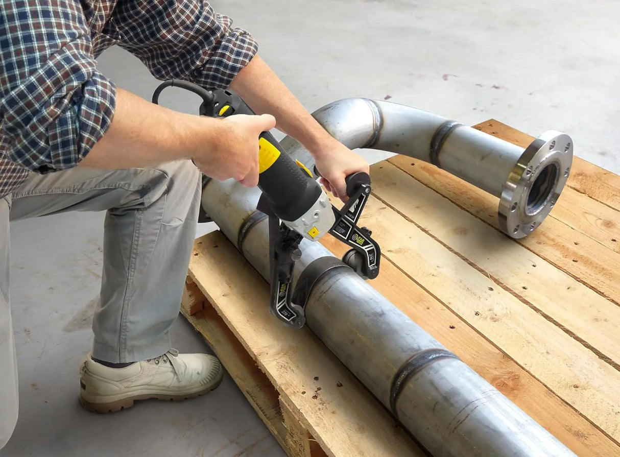 TBS 1300 Ponçeuse pour tube FARTOOLS Puissance 1300 W, Longueur de l'abrasif 760 MM, Largeur de l'abrasif 20/40 MM, Vitesse d'avance 18-53 M/S, Revètement bi-matière,