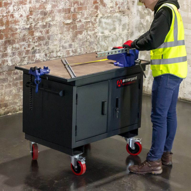 Établi avec armoire de rangement mobile TuffBench ARMORGARD BH1270M