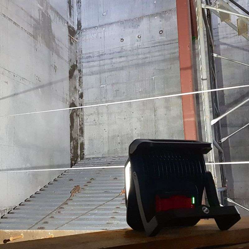 Lampe sans fil BOSCH 0601446800 - GLI 18V-4000 C Professional (vendu sans batterie)