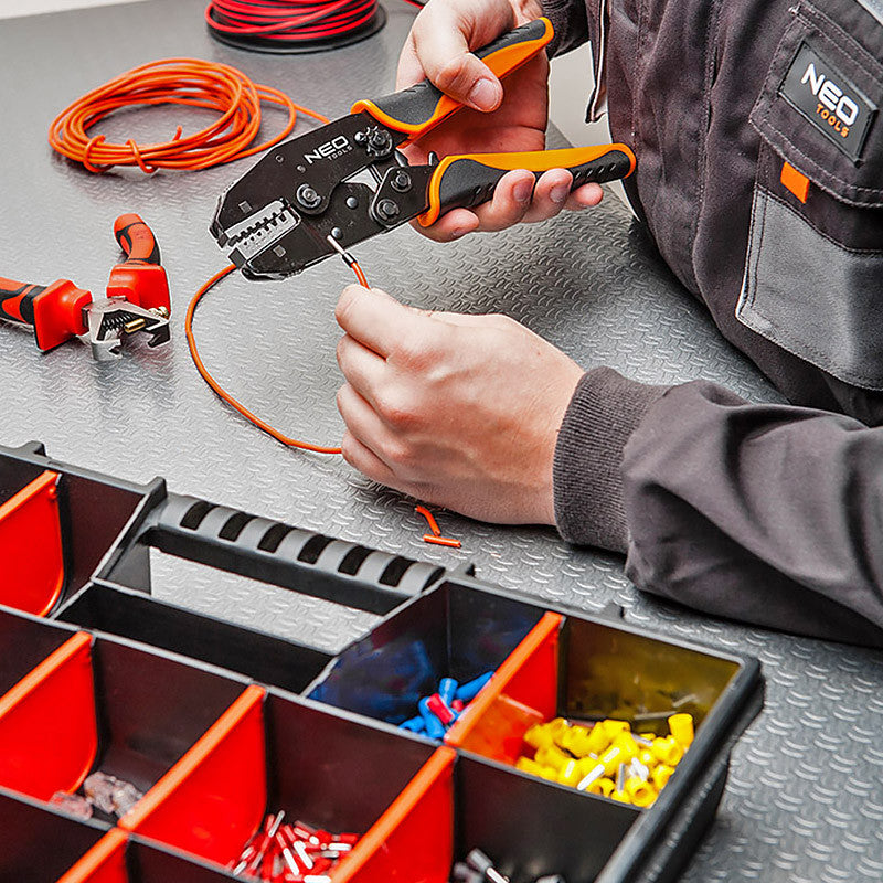 Pince à sertir pour embouts NEO TOOLS 01-506 livré avec 2 matrices