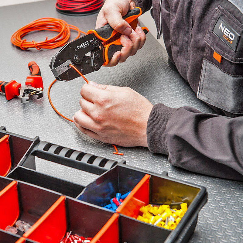 Pince à sertir pour embouts NEO TOOLS 01-506 livré avec 2 matrices