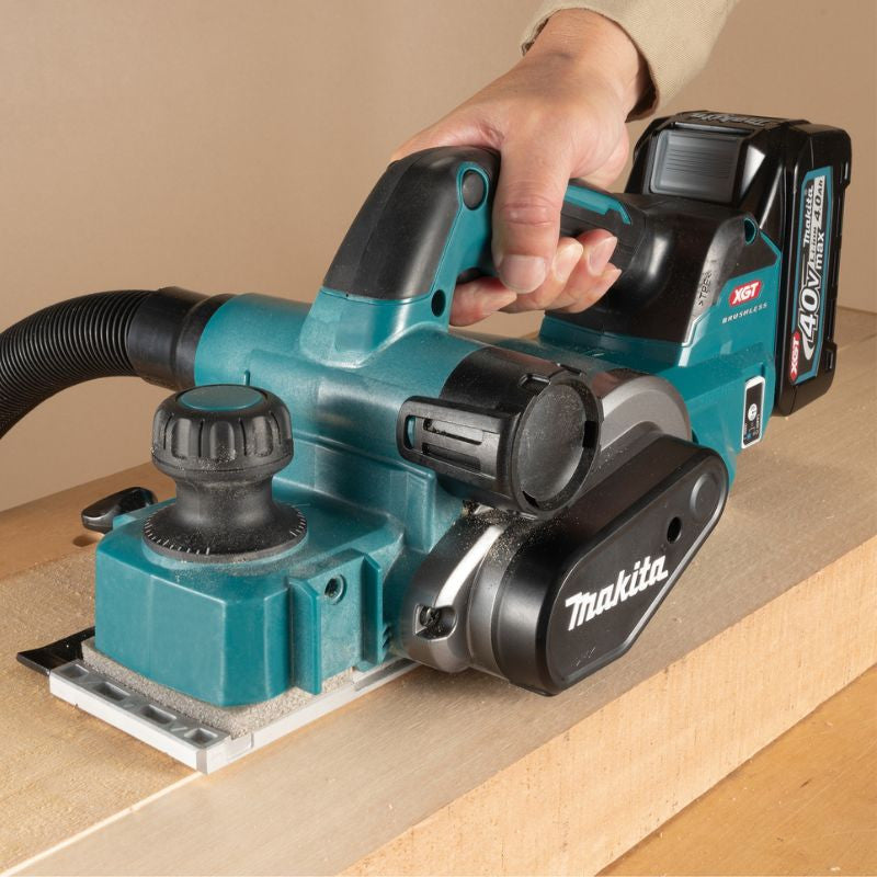 Rabot à battue 40V max 82 mm XGT MAKITA KP001GM201 2 x 4,0Ah + chargeur en coffret MakPac