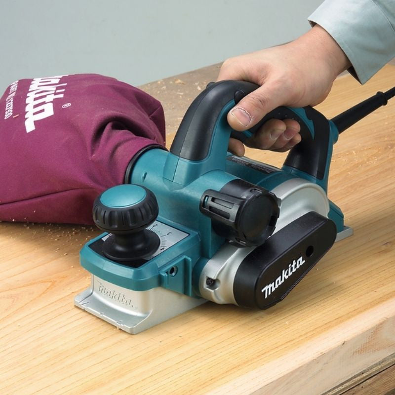 Rabot à battue électrique MAKITA KP0810J 850 W avec guide parallèle