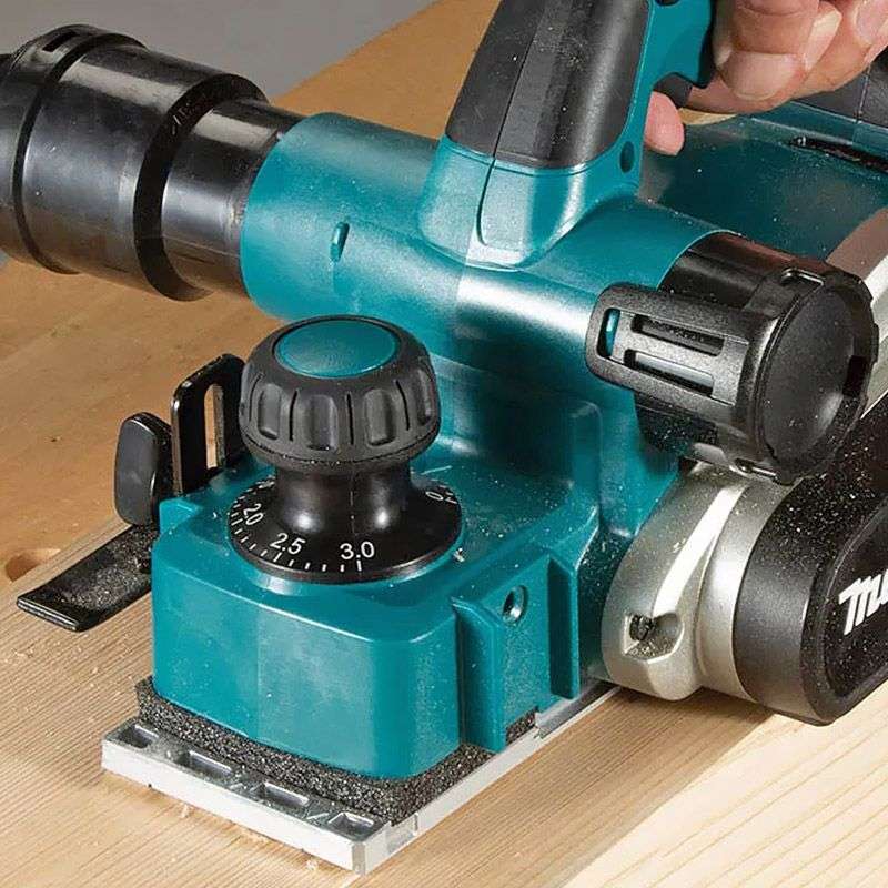 Rabot MAKITA DKP181ZJ 18V Li-Ion 82mm ((vendu sans batterie) avec Coffret MakPac)