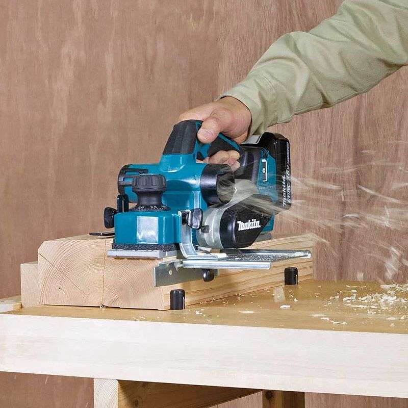 Rabot MAKITA DKP181ZJ 18V Li-Ion 82mm ((vendu sans batterie) avec Coffret MakPac)