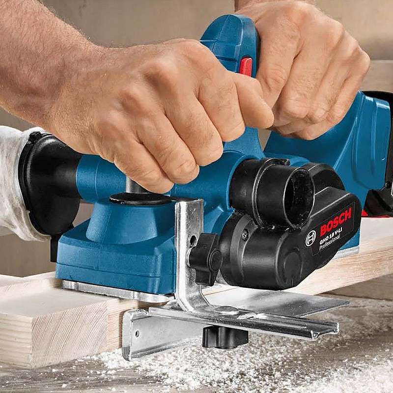 Rabot sans-fil BOSCH 06015A0300 - GHO 18 V-LI Professional + L-Boxx (vendu sans batterie)