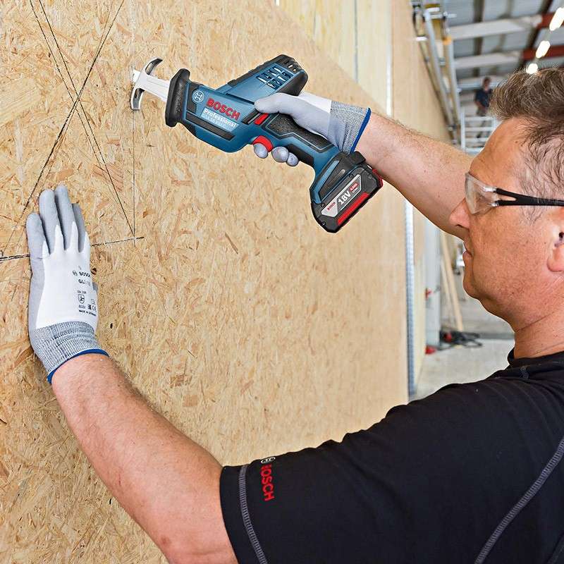 Scie Sabre sans fil BOSCH 06016A5001 GSA 18 V-LI C Professional (vendu sans batterie) + L-Boxx