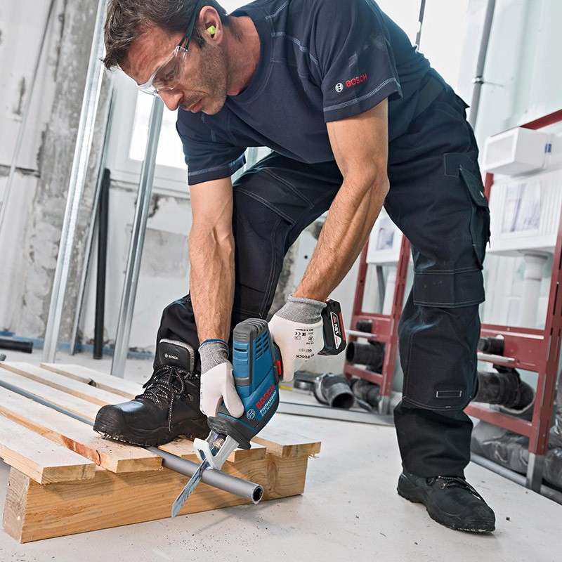 Scie Sabre sans fil BOSCH 06016A5001 GSA 18 V-LI C Professional (vendu sans batterie) + L-Boxx