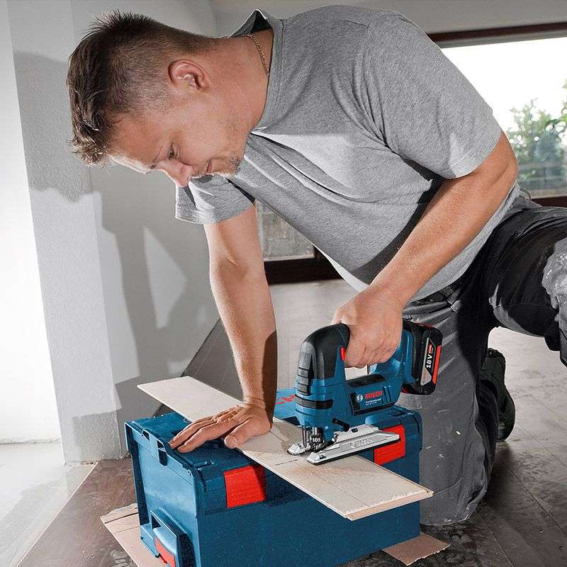 Scie sauteuse BOSCH 06015A6100 - GST 18 V-LI B Professional 18V (vendu sans batterie)