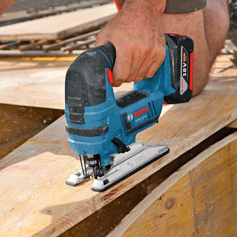 Scie sauteuse BOSCH 06015A6100 - GST 18 V-LI B Professional 18V (vendu sans batterie)