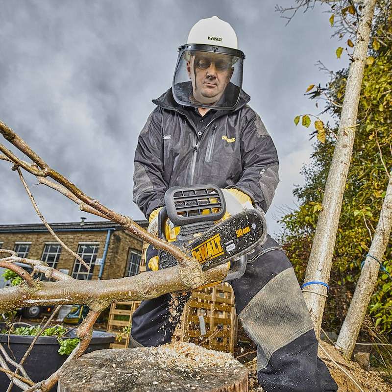 Tronçonneuse élagueuse 18V DEWALT DCM565P1-QW avec une batterie 5,0 Ah