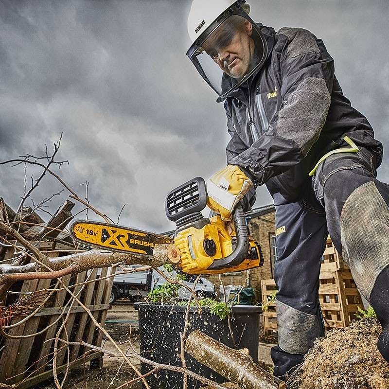 Tronçonneuse élagueuse 18V DEWALT DCM565P1-QW avec une batterie 5,0 Ah