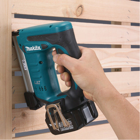Agrafeuse 10/22mm 2x5Ah 18V  LXT ® MAKITA DST221RTJ en MAKPAC