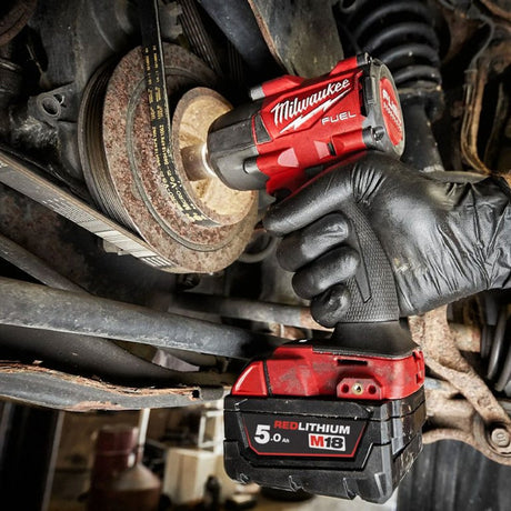 Boulonneuse à choc MILWAUKEE M18 Fuel 881Nm avec 2 Batteries 5Ah  1 Chargeur et HD Box