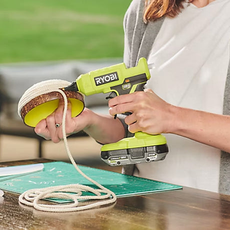Pistolet à colle RYOBI RGLU18-0 Ø 11mm 18V ONE+ (vendu sans batterie)
