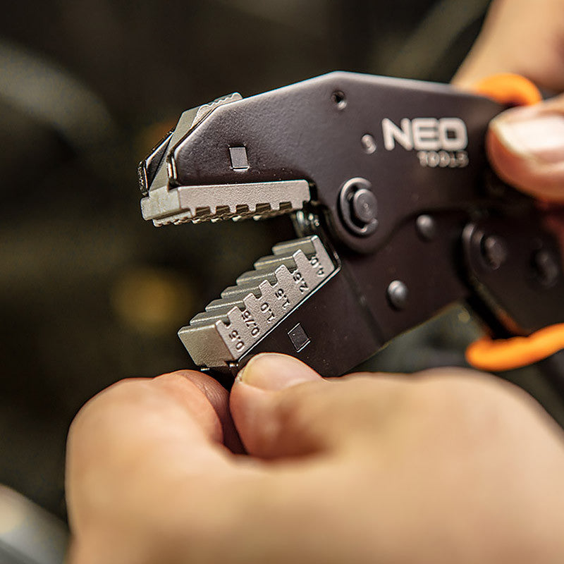 Pince à sertir pour embouts NEO TOOLS 01-506 livré avec 2 matrices